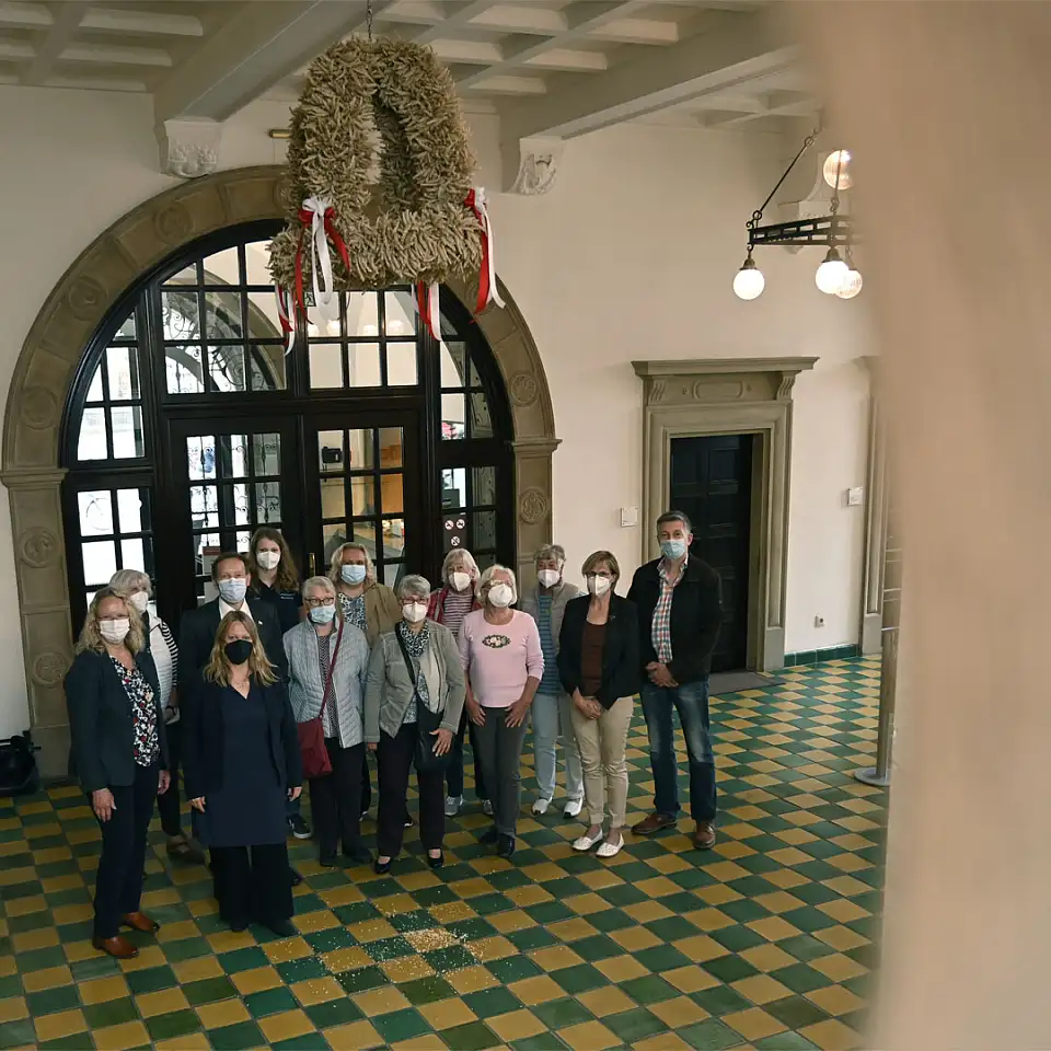 Die Vorsitzende der Bremer Landfrauen, Andreas Geerken (links), überbrachte zusammen mit Vertreterinnern und Vertretern der bremischen Landwirtschaft die diesjährige Erntekrone für den Eingang des Rathauses. Bürgermeisterin Dr. Maike Schaefer (2. von links) nahm die entgegen. Foto: Senatspressestelle