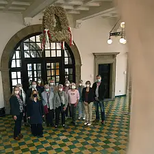 Die Vorsitzende der Bremer Landfrauen, Andreas Geerken (links), überbrachte zusammen mit Vertreterinnern und Vertretern der bremischen Landwirtschaft die diesjährige Erntekrone für den Eingang des Rathauses. Bürgermeisterin Dr. Maike Schaefer (2. von links) nahm die entgegen. Foto: Senatspressestelle