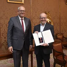 Bürgermeister Dr. Andreas Bovenschulte überreichte Prof. Dr. Dr. Michael Vogel im Senatsaal des Bremer Rathauses das Verdienstkreuz am Bande. Foto: Senatspressestelle