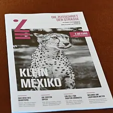 Die 90. Ausgabe der Zeitschrift der Straße: Das Projekt hat im Laufe der Jahre mehrere Auszeichnungen erhalten, unter anderem 2017 den Deutschen Bürgerpreis. In diesem Jahr feiert "Die Zeitschrift der Straße" ihr zehnjähriges Jubiläum. Foto: Senatspressestelle