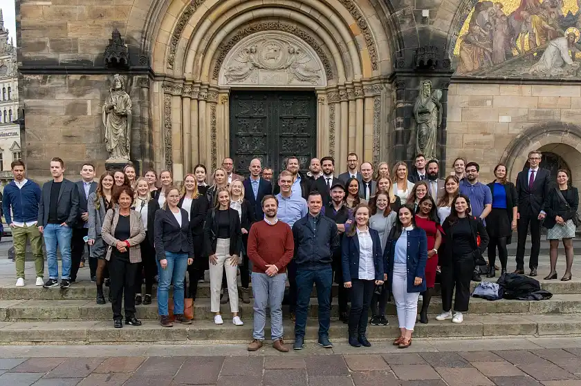 Gruppenfoto mit den Studierenden auf der Domtreppe. Foto: Finanzressort