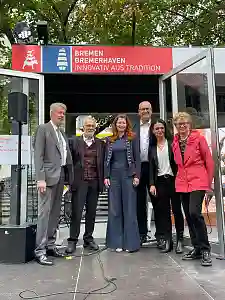 Bovenschulte gemeinsam mit der Bremer Schauspielerin Erika Spalke und der Bürgerdelegation.