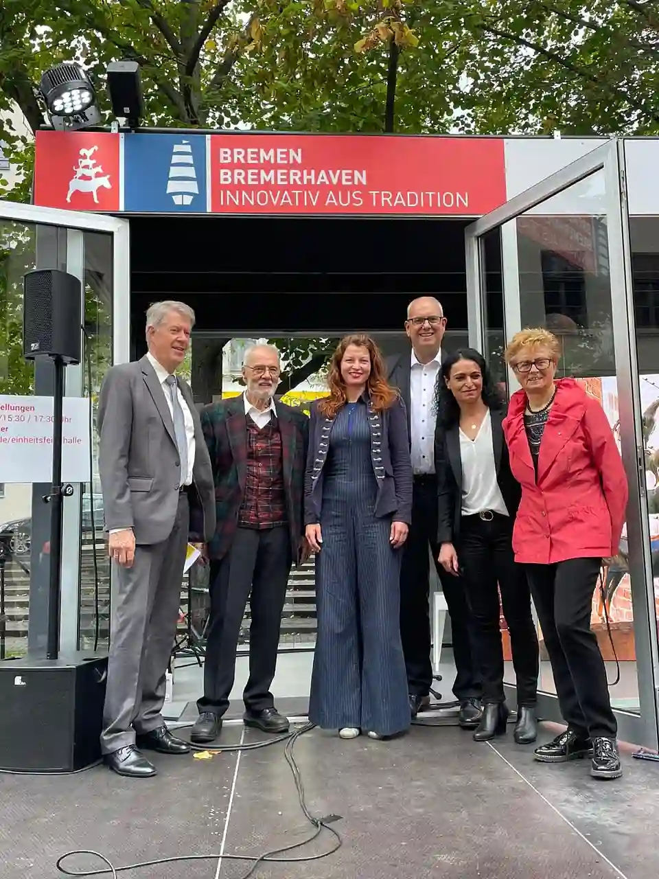Bovenschulte gemeinsam mit der Bremer Schauspielerin Erika Spalke und der Bürgerdelegation.