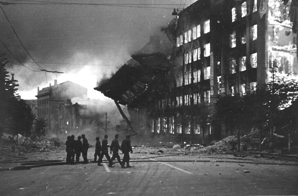 Kiew brennt - Einsturz © Privatarchiv Karl Schneider