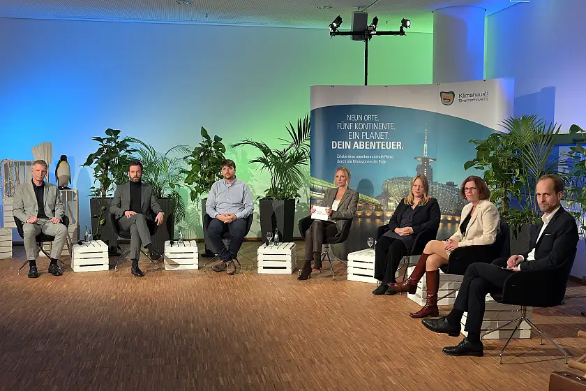 Großes Finale im Klimahaus Bremerhaven: Der Bremer Umweltpreis 2021 wurde heute an im-jaich Wasserwelten vergeben. Live vor Ort (v.r.n.l.): Ralf Stapp, Geschäftsführer BAB – Die Förderbank, Wirtschaftssenatorin Kristina Vogt, Klimaschutz- und Umweltsenatorin Dr. Maike Schaefer, Moderatorin Yvonne Ransbach sowie die drei Nominierten Florian Berendt, Farmcycle und EntoSus, Hans Jaich, im jaich Wasserwelten, und Lars Damman, DMK Deutsches Milchkontor. Foto: BAB