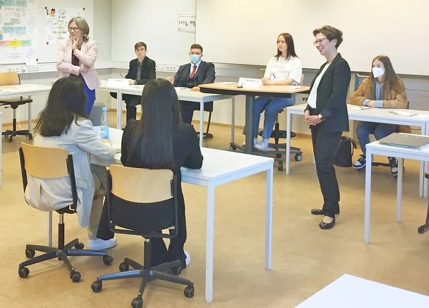 Bei der Premiere des Projekts „Bremer Recht macht Schule“ berichtete auch Justizsenatorin Schilling (stehend rechts) aus ihrem „früheren Leben“ als Anwältin und Richterin. Foto: Justizressort