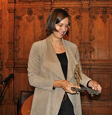Marie Hartlieb nimmt den diesjährigen Kültürale-Preis stellvertretend für das Redaktionskollektiv entgegen Foto: Doris Trautmann