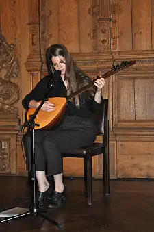 Die Musikerin Petra sorgt für musikalische Untermalung des Abends auf ihrem in Europa kaum bekannten Instrument Bağlama (auch Saz genannt) Foto: Doris Trautmann 