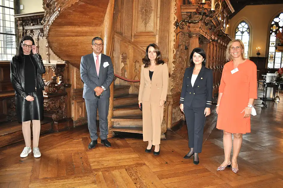 Carmen Emigholz (2. v. l.) eröffnet zusammen mit Sabine Uzuner, Bülent Uzuner, Aydan Özoguz und Generalkonsulin Gül Özoge Kaya (v.l.) die Kültürale 2021, Foto: Doris Trautmann