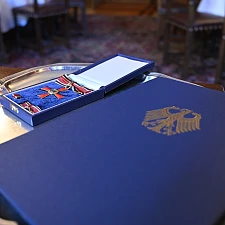 Das Bundesverdienstkreuz mit Urkunde. Foto: Senatskanzlei