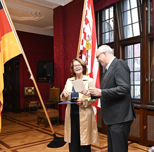 Bürgermeister Dr. Andreas Bovenschulte überreicht Elke Gerdes das Bundesverdienstkreuz. Foto: Senatskanzlei