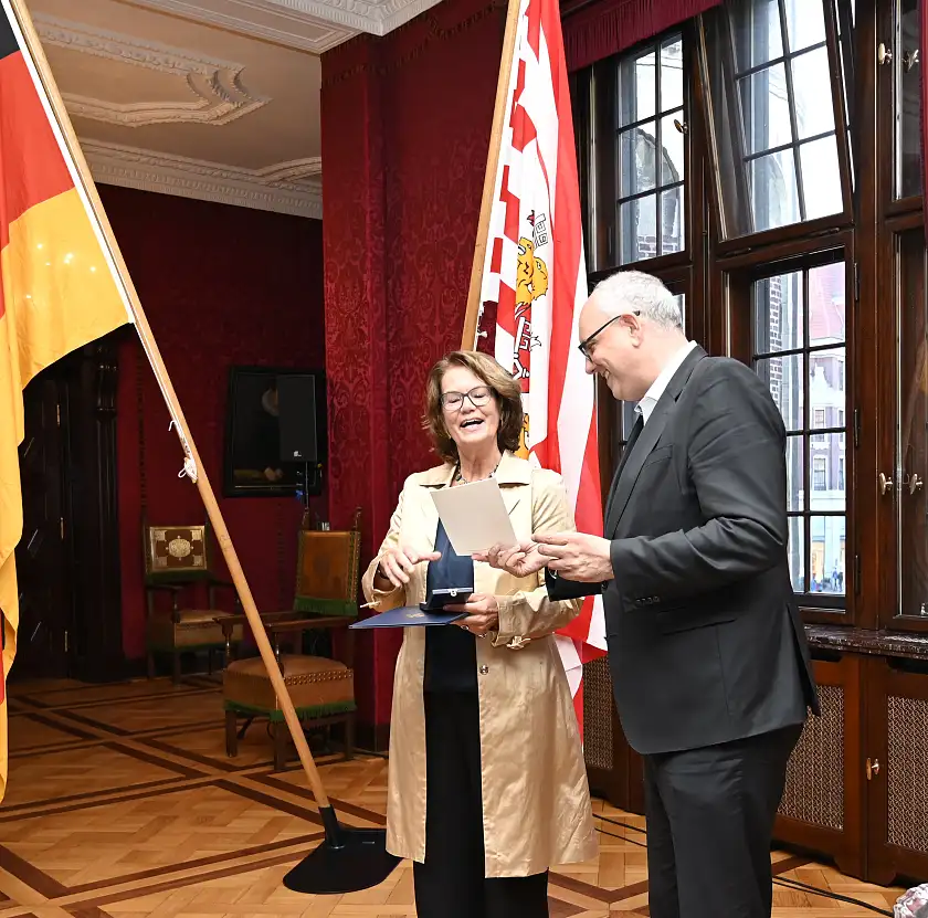 Bürgermeister Dr. Andreas Bovenschulte überreicht Elke Gerdes das Bundesverdienstkreuz. Foto: Senatskanzlei