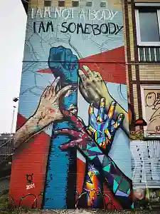 Das fertige Mural an der Fassade der Spedition. Foto: Josephine Bruse