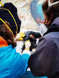 Die Künstler bei der gemeinschaftlichen Arbeit am Wandbild. Foto: Josephine Bruse