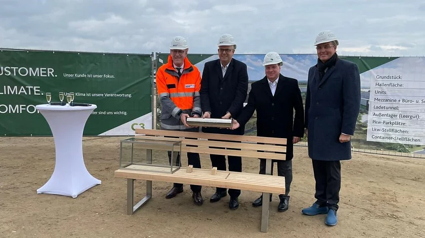 Halten die Zeitkapsel in Händen, bevor sie in den Grundstein des Logistikzentrums "C3" wandert (v.l.n.r): Frank Dreeke (Vorstandsvorsitzender BLG Logistics Group), Bürgermeister Dr. Andreas Bovenschulte, Sascha Petersmann (Geschäftsführer Baytree Deutschland), Kuno Neumeier (Geschäftsführer Logivest). Foto: Senatspressestelle