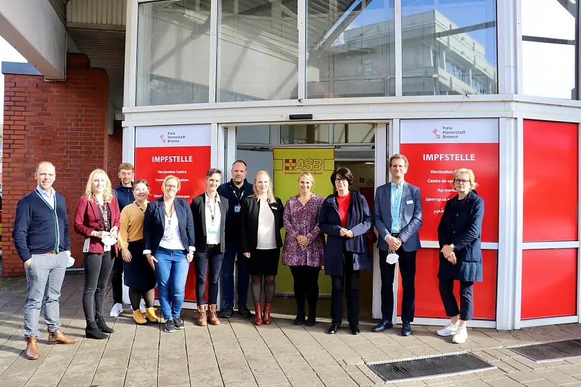 Gesundheitssenatorin Claudia Bernhard, Jürgen Lehmann (Landesgeschäftsführer des Arbeiter-Samariter-Bunds) und das Team der Impfstelle in Bremen Vegesack. Foto: Gesundheitsressort