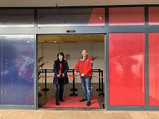 Gesundheitssenatorin Claudia Bernhard und Andreas Setzer, Regionalvorstand der Johanniter-Unfall-Hilfe Bremen-Verden, eröffnen die Impfstelle in Bremen Oslebshausen. Foto: Gesundheitsressort