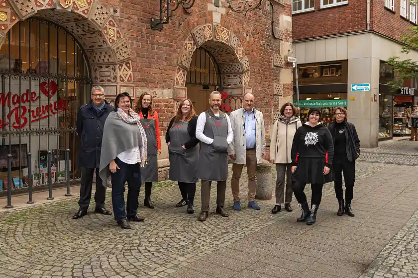 Freuen sich über die Umsetzung der neuen Ideen in der Bremer Innenstadt (v.l.n.r.): Andreas Heyer (WFB), Alexa Rempe (Buchhandlung Storm), Charlotte Hasenkamp, Julia Schulze-Windhoff und Stevie Schulze (Made in Bremen), Stefan Brockmann (BoConcept), Kristina Vogt (Senatorin für Wirtschaft, Arbeit und Europa), Viktoria Theoharova (Huddy) und Julia Hübotter (Schnitträume). Foto: WFB/Jan Rathke