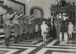 Hochzeitsfeier Heinrich Böhmckers mit Frieda Valsechi im Bremer Rathaus vor dem zu seinem Büro umfunktionierten Senatssaal im Sommer 1941. Foto: Gudrun Grebe