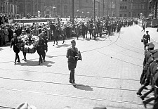 Am 17. Juni 1944 wurde Böhmcker im Rathaus aufgebahrt, am 21. folgte die zentrale Trauerfeier mit Parade durch die Stadt und einer zweiten Trauerfeier auf dem Riensberger Friedhof. In der Bildmitte trägt ein SA-Mann Böhmckers Ordenskissen. Böhmcker war am 16. Juni verstorben. Foto: Staatsarchiv