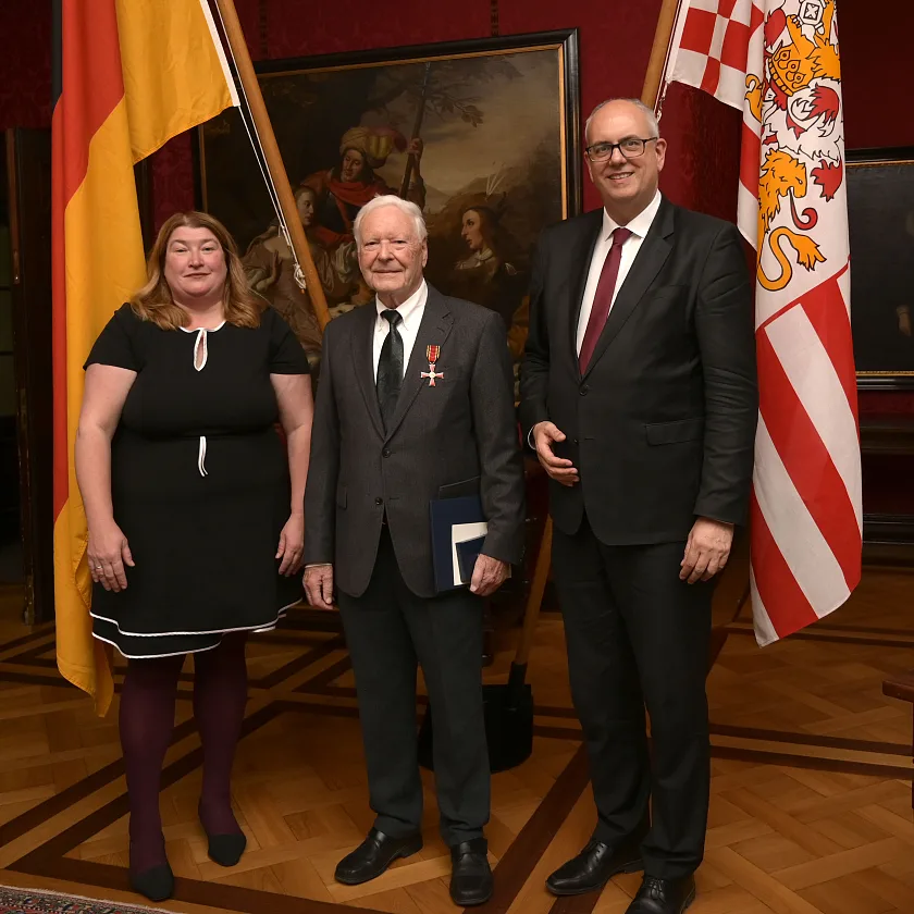 Bundesverdienstkreuz für Tafel-Gründer Oskar Splettstößer, überreicht durch Senatorin Anja Stahmann und Bürgermeister Andreas Bovenschulte. Foto: Senatspressestelle