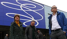 Nach der Enthüllung des Kunstwerkes am Horner Bad (von links): Martina Baden, Geschäftsführerin der Bremer Bäder, der Künstler Constantin Jaxy und Sport-Staatsrat Jan Fries. Foto: Sportressort