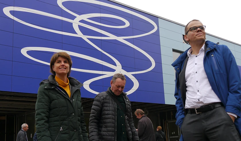 Nach der Enthüllung des Kunstwerkes am Horner Bad (von links): Martina Baden, Geschäftsführerin der Bremer Bäder, der Künstler Constantin Jaxy und Sport-Staatsrat Jan Fries. Foto: Sportressort