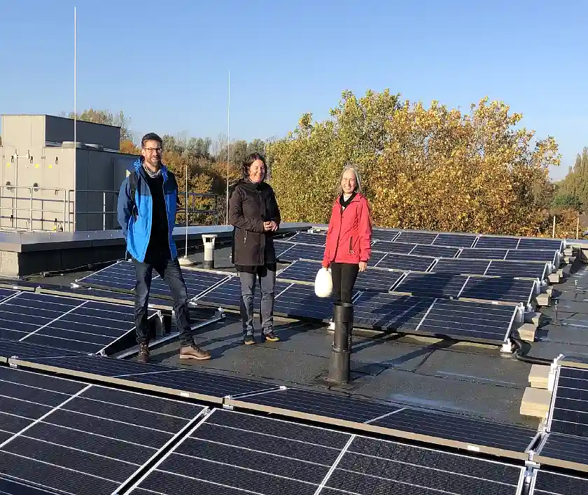 Ortstermin an der installierten PV-Anlage bei der OS Roter Sand; Projektleiter Moritz Wiemers, Klimamanagerin Annika Bruck und stellvertretende Geschäftsführerin und Abteilungsleiterin im Bestandsmanagement Uta Kummer (v.l.n.r.) Foto: Immobilien Bremen