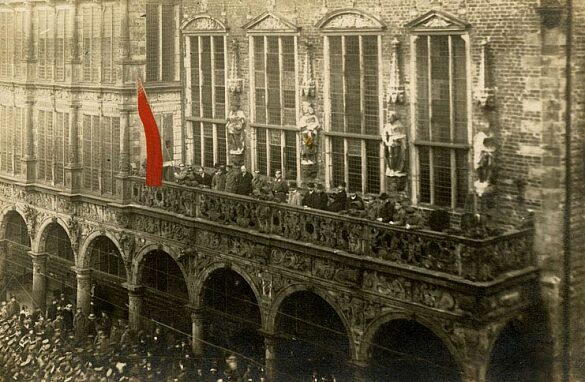 Die Novemberrevolution 1918 am Bremer Rathaus. Foto: Staatsarchiv Bremen