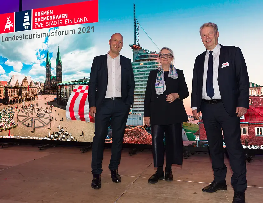 Petra Hedorfer (Deutsche Zentrale für Tourismus), Gastgeber Dr. Ralf Meyer (Erlebnis Bremerhaven GmbH, rechts) und Oliver Rau (Geschäftsführer "Marketing und Tourismus" WFB Wirtschaftsförderung Bremen GmbH, links) sahen auf dem Landestourismusforum positive Signale für den Städtetourismus. Foto: Helmut Gross / Erlebnis Bremerhaven