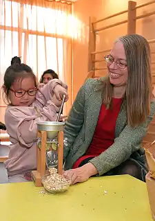 Im Mittelpunkt des ener:kita Ernährungstages standen die vielseitigen Vorteile einer nachhaltigen Ernährung und das gemeinsame Erkunden von regionalen und saisonalen Lebensmitteln.  Foto: Kinder und Bildung