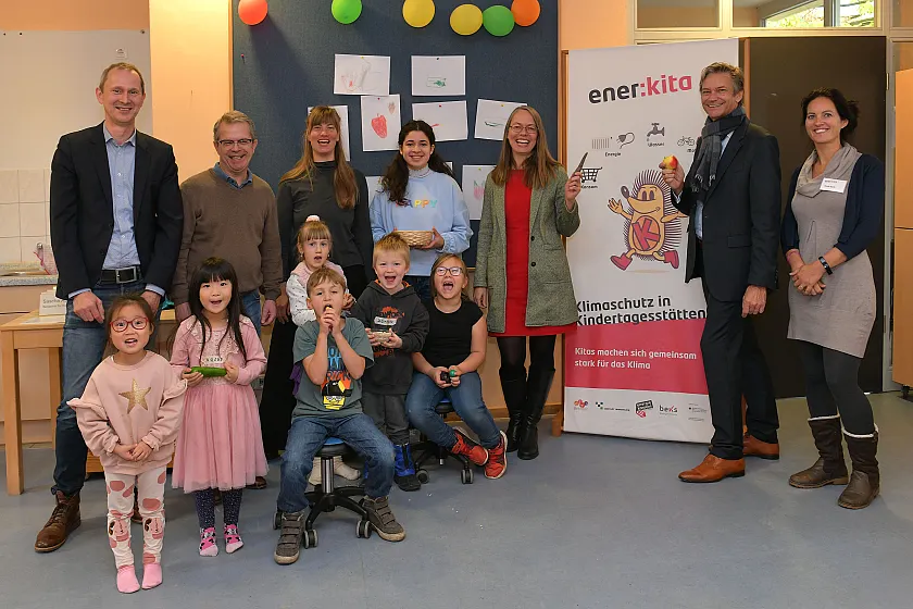 Ernährungstag im Kinder- und Familienzentrum Warturmer Platz: Die Kinder und das Team um Kita-Leiter Christoph Anders (2. v.l.) begrüßten die Bildungssenatorin Sascha Aulepp (5. v.l.). Mit dabei waren zudem Martin Grocholl von der Klimaschutzagentur energiekonsens (ganz links im Bild), Amelie Geyer vom Verein für Sozialökologie (3. v.l.) sowie KiTa Bremen Geschäftsführer Wolfgang Bahlmann und ener:kita Projektleiterin Sonja Barth (rechts im Bild). Foto: Kinder und Bildung