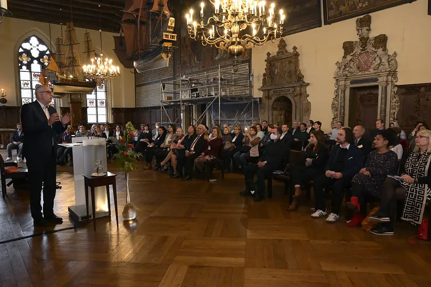 Bürgermeister Bovenschulte dankt den 60 "Gastarbeiterinnen" und "Gastarbeitern" der "Ersten Generation" beim Empfang zum 40-jährigen Bestehen des "Zentrum für Migranten und Interkulturelle Studien" (ZIS) Foto: Senatspressestelle