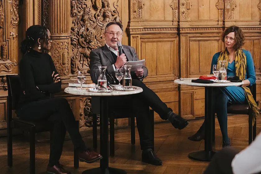 Rainer Moritz, Leiter des Hamburger Literaturhauses, im Gespräch mit den Schriftstellerinnen Eva Menasse und Sharon Dodua Otoo. Foto: Globale°/Matej Meza