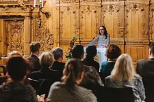 Kulturstaatsrätin Carmen Emigholz bei der Eröffnung der globale°. Foto: Globale°/Matej Meza