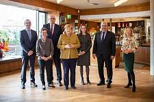 Bundeskanzlerin Angela Merkel bei ihrem Besuch im Deutschen Auswandererhaus Bremerhaven (von links): Arne Dunker (Geschäftsführer Klimahaus Bremerhaven), Claudia Schilling (Senatorin für Wissenschaft und Häfen), Bürgermeister Andreas Bovenschulte, Kanzlerin Merkel, Dr. Simone Blaschka (geschäftsführende Direktorin Deutsches Auswandererhaus), Oberbürgermeister Melf Grantz, Prof. Dr. Antje Boetius (Direktorin Alfred-Wegener-Institut). Foto: Tim David Müller-Zitzke