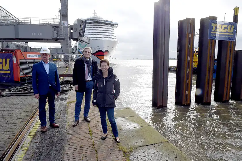 Jens Diekmann (TAGU), Robert Howe (Bremenports) und Claudia Schilling auf der alten Columbuskaje Foto: Bremenports
