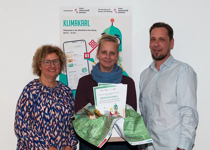 Teammitglieder des Siegerteams "KARLmeetsIQHB" (v.l.n.r.): Marianne Schmidt, Dr. Claudia Zierul, Frank Block. Foto: Senatorin für Kinder und Bildung, Rebecca Miller