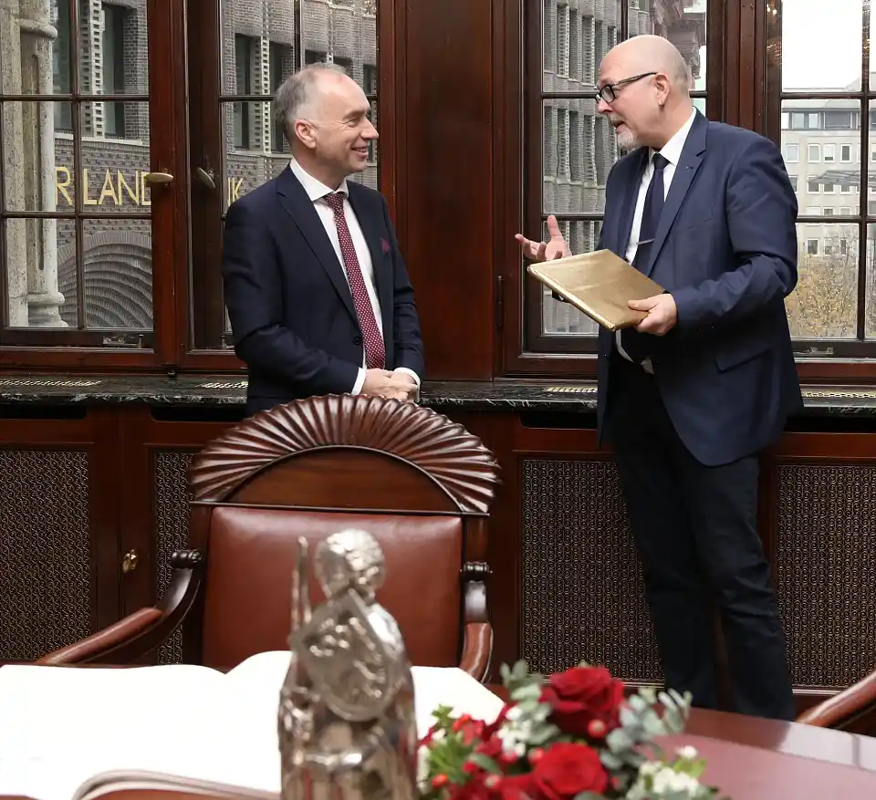 Der irische Botschafter Dr. Nicholas O'Brien und Kai Stührenberg, Staatsrat bei der Senatorin für Wirtschaft, Arbeit und Europa, im Gespräch. Foto: Senatspressestelle