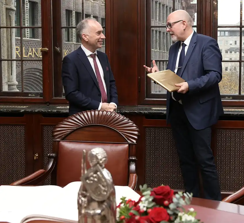 Der irische Botschafter Dr. Nicholas O'Brien und Kai Stührenberg, Staatsrat bei der Senatorin für Wirtschaft, Arbeit und Europa, im Gespräch. Foto: Senatspressestelle
