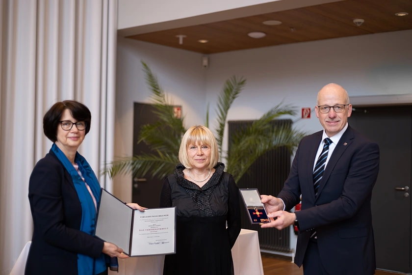 Angelika Lacroix (mitte) erhielt das Bundesverdienstkreuz von der Senatorin für Gesundheit, Claudia Bernhard und Stadtverordnetenvorsteher Thorsten von Haaren überreicht. Foto: Pressestelle Magistrat / Alexander Rogge