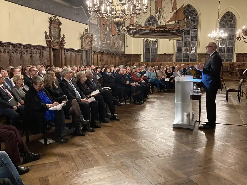 Bürgermeister Bovenschulte spricht sich während seiner Rede für einen zentralen Gedenk- und Erinnerungsort aus. Foto: Kulturressort