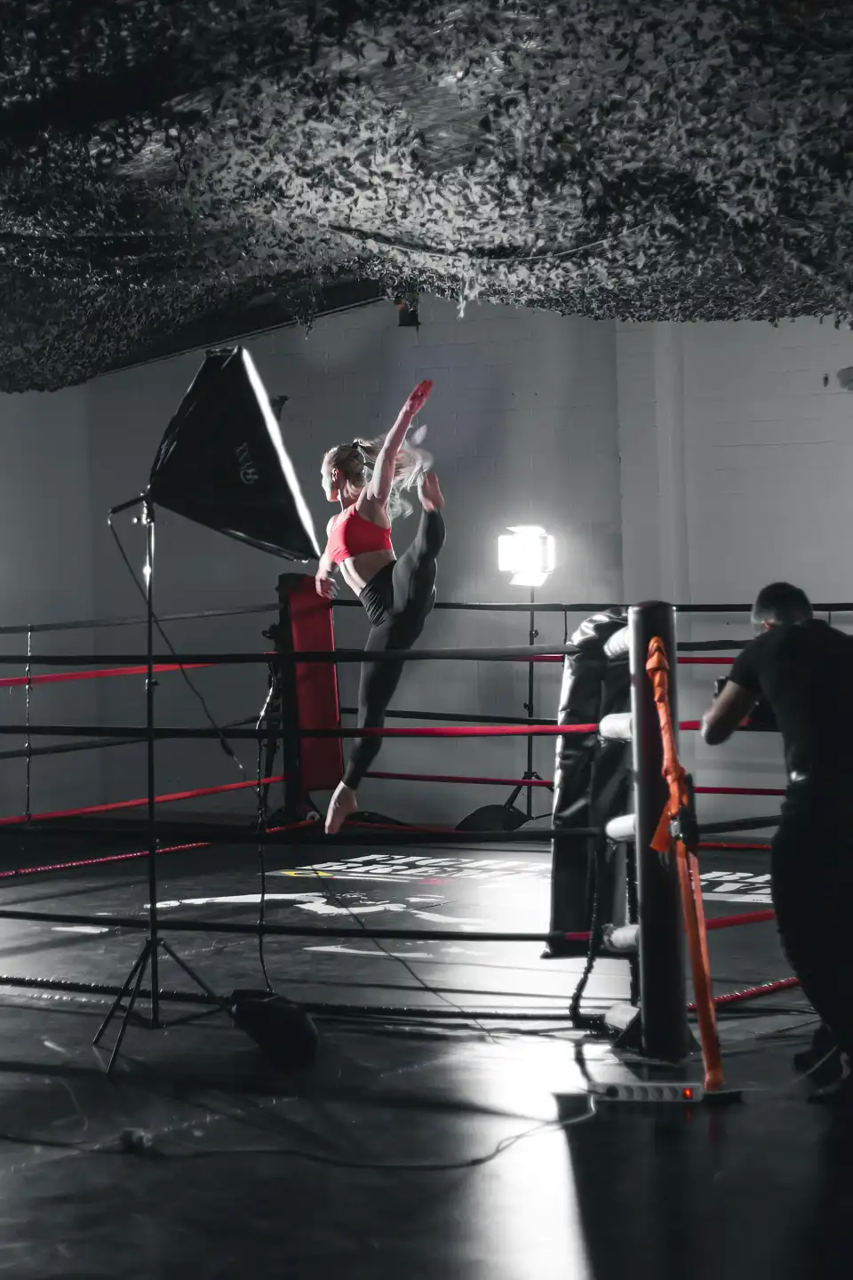 Die Künstlerin beim Dreh im Boxring. Foto: Alexander Rogge