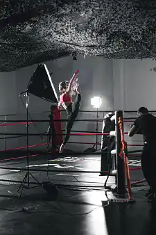Die Künstlerin beim Dreh im Boxring. Foto: Alexander Rogge