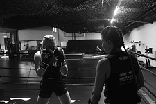 Nicht nur war ein Boxring Hauptdrehort für das Video, Ann-Kathrin Tietje ließ auch echte Boxelemente in die Choreographie einfließen und nahm dafür ein paar Trainingsstunden. Foto: Oktay Bagci