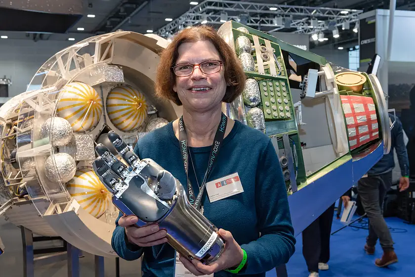 Kristina Vogt, Senatorin für Wirtschaft, Arbeit und Europa, mit einem Greifarm am Stand der DLR (Deutsche Zentrum für Luft- und Raumfahrt) auf der Space Tech Expo Europa in Bremen. Foto: Jan Rathke