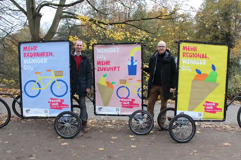 Weniger CO2 – mehr Zukunft! Unter diesem Motto präsentieren Martin Grocholl (llinks), Geschäftsführer der Klimaschutzagentur energiekonsens und Staatsrat Ronny Meyer von der Senatorin für Klimaschutz, Umwelt, Mobilität, Stadtentwicklung und Wohnungsbau erste Motive einer Klimaschutzkampagne für das Land Bremen.  Foto: SKUMS