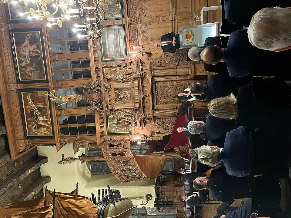 Bürgermeister Andreas Bovenschulte gratuliert dem Verein Weserbund zum 100. Geburtstag. Foto: Senatspressestelle