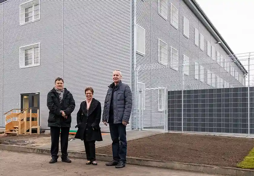 Finanzsenator Dietmar Strehl, Justizsenatorin Claudia Schilling und Anstaltsleiter Hans-Jürgen Erdtmann (v.l.n.r.) Foto: Finanzressort