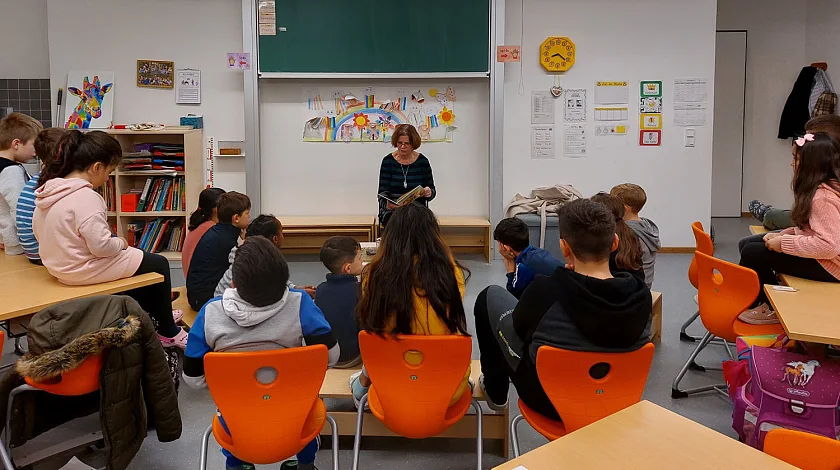 Senatorin Kristina Vogt ließt aus dem Kinderbuch "Irgendwie anders" in der Grundschule am Pastorenweg vor. Foto: Wirtschaftsressort